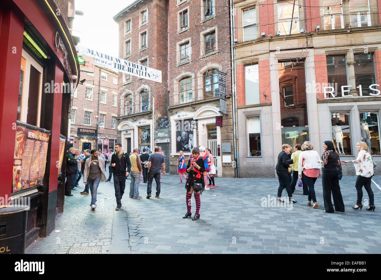 LIVERPOOL, Vereinigtes Königreich - 7. Juni 2014: Samstagnachmittag in Liverpool, haben Leute Spaß in den Bars Mathew Street bekannt für bein Stockfoto