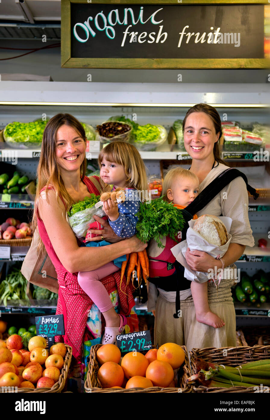 Mütter, die Einkaufsmöglichkeiten in den besser Food Company Bio-Supermarkt in St. Werburgh, Bristol UK Stockfoto