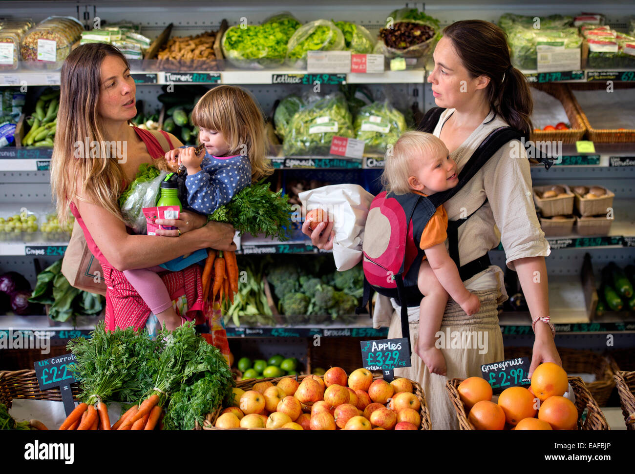 Mütter, die Einkaufsmöglichkeiten in den besser Food Company Bio-Supermarkt in St. Werburgh, Bristol UK Stockfoto