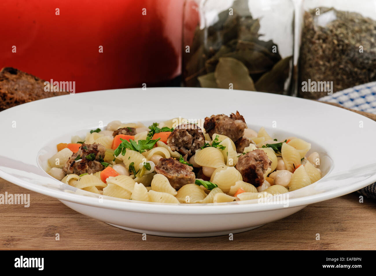 Herzhaftes Abendessen italienische Wurst, weiße Bohnen und Schale Nudeln Suppe mit hausgemachten Roggen toast Stockfoto
