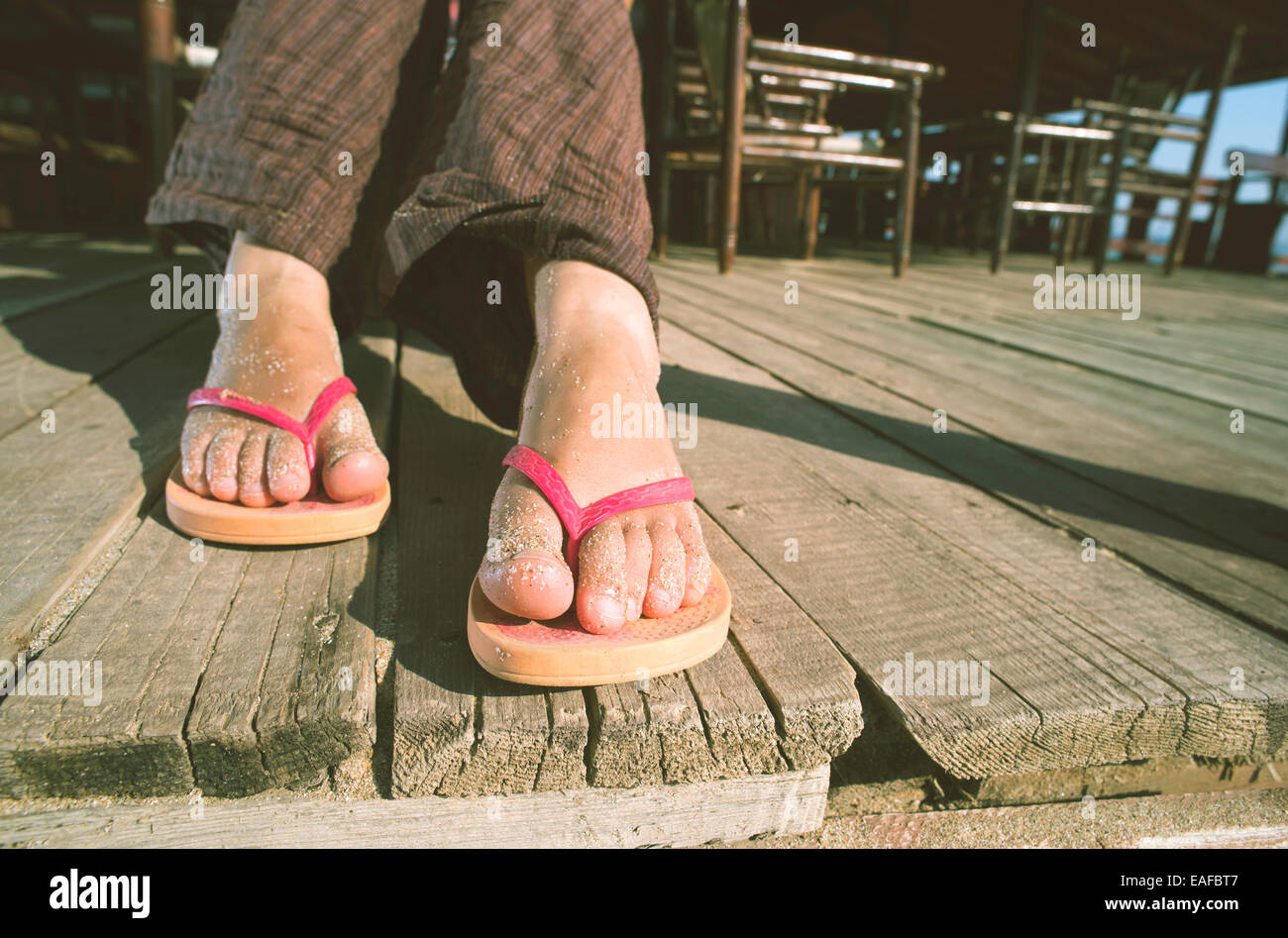 Fuß in Riemen am Strand Stockfoto