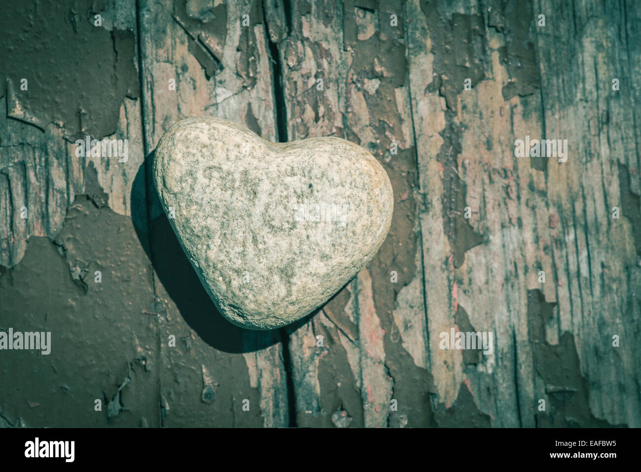 Stein Herz Form auf Holz. Stockfoto