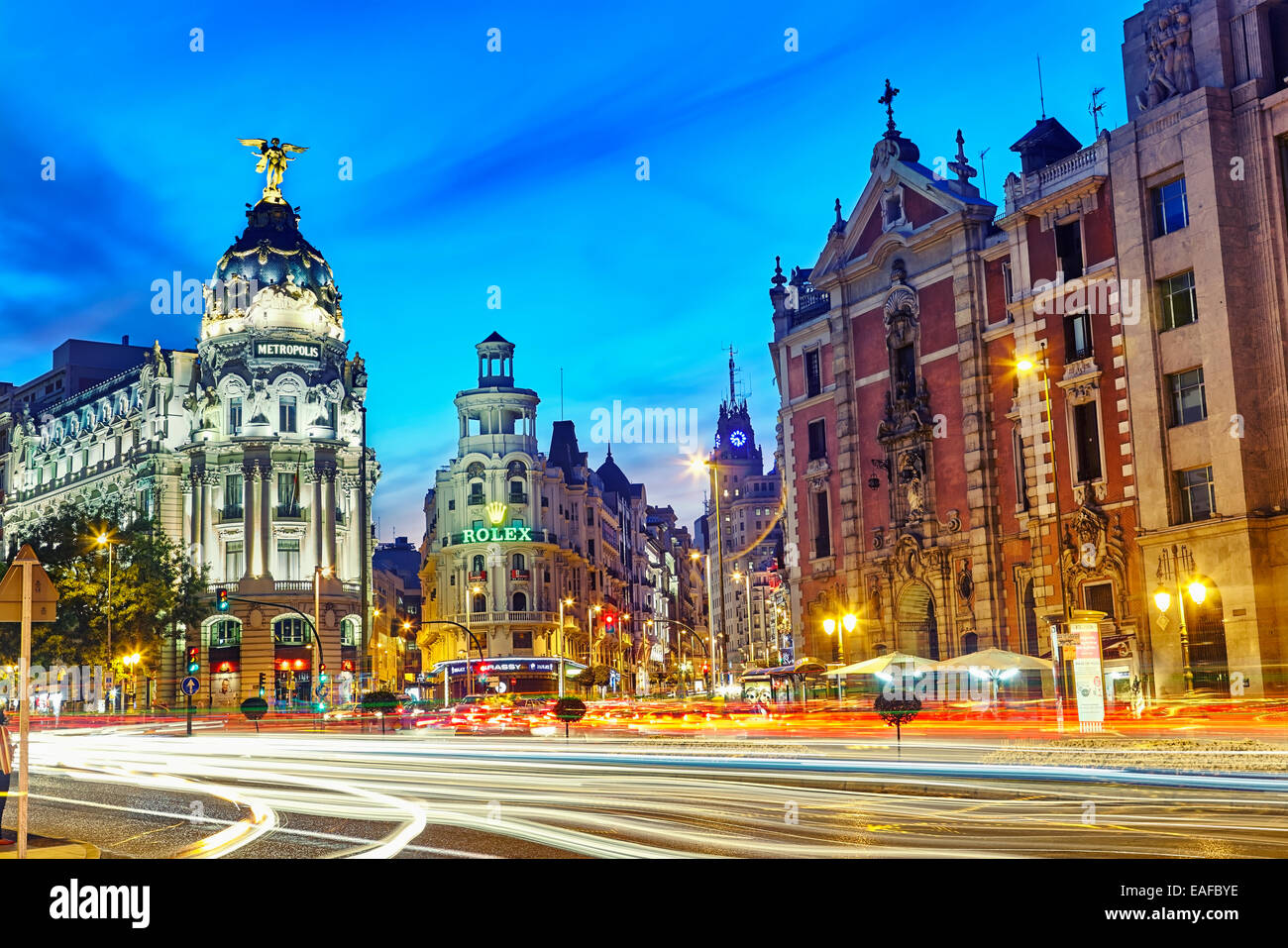 Metropolis Gebäude und Gran Via Street bei Sonnenuntergang. Madrid, Spanien. Stockfoto