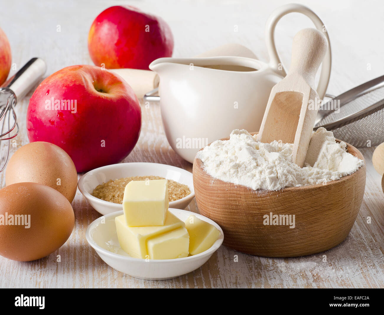 Zutaten für das backen Apfelkuchen auf einem Holztisch. Selektiven Fokus Stockfoto