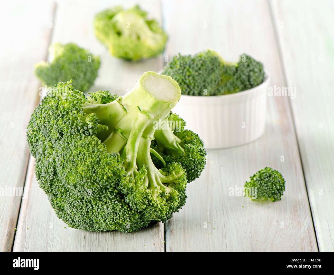 Brokkoli auf einem Holztisch. Selektiven Fokus Stockfoto