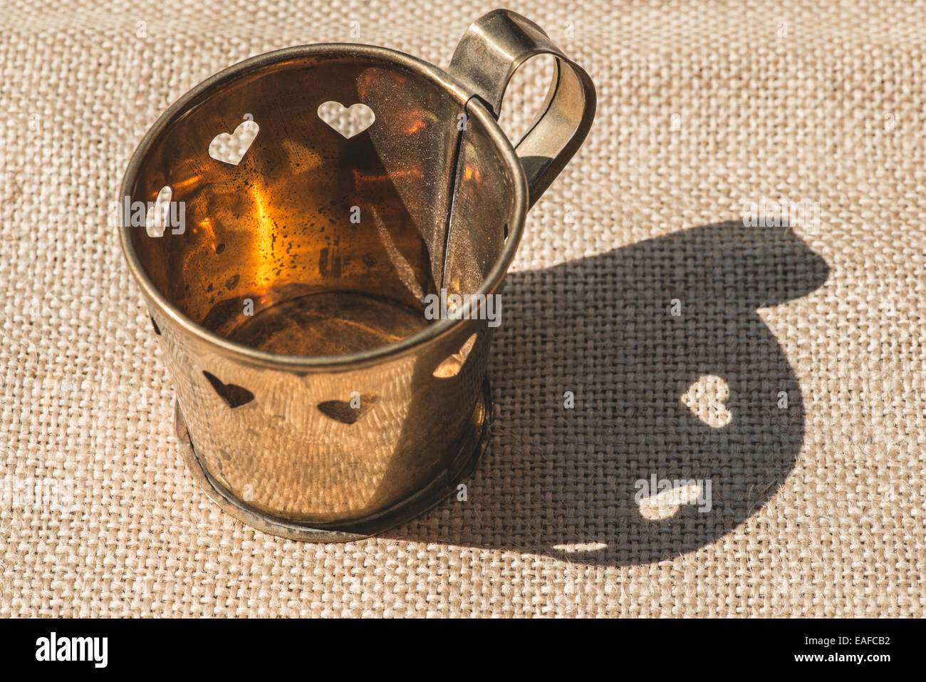 Metallschalen in Form eines Herzens Stockfoto