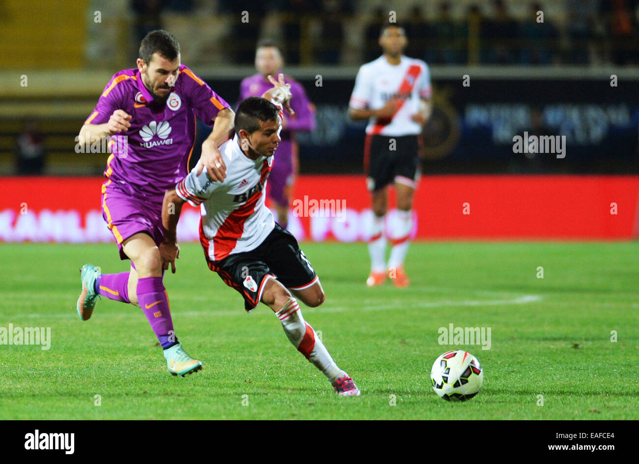 Istanbul, Türkei. 17. Januar 2015. Nicolas Gomez (R) von River Plate wetteifert um den Ball während der internationalen Royal Cup Match gegen Galatasalay der Türkei in Alanya Oba Stadium in Antalya, Türkei, am 17. Januar 2015. River Plate gewann 7-6. Bildnachweis: Lu Zhe/Xinhua/Alamy Live-Nachrichten Stockfoto