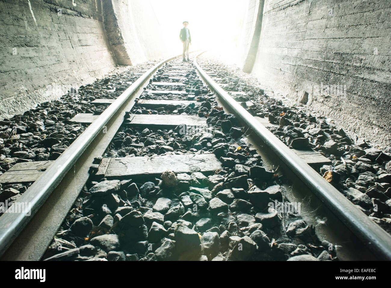 Kind zu Fuß im Eisenbahntunnel. Vintage-Kleidung Stockfoto