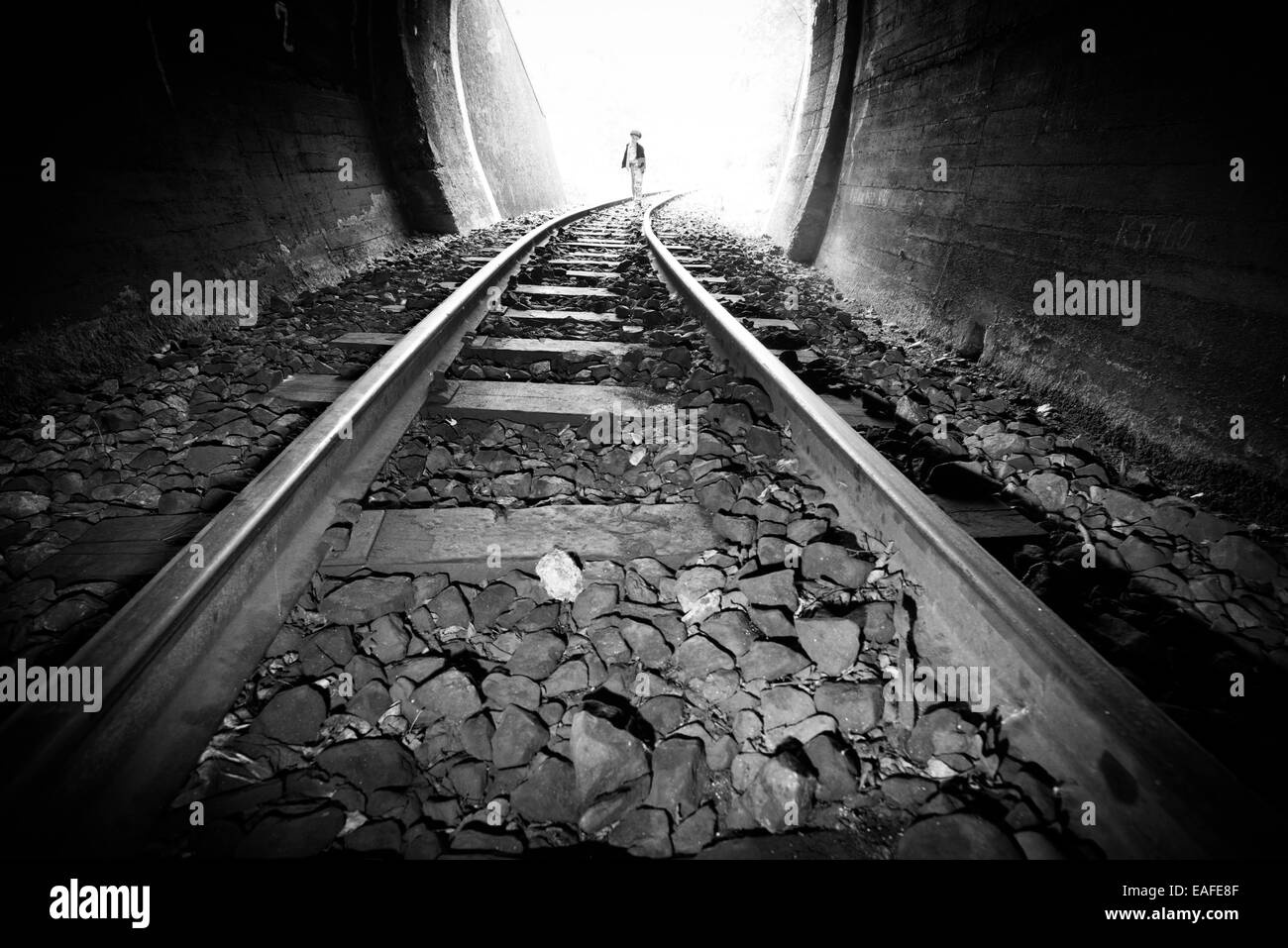 Kind zu Fuß im Eisenbahntunnel. Vintage-Kleidung Stockfoto Kind zu Fuß im Eisenbahntunnel. Vintage-Kleidung Stockfoto