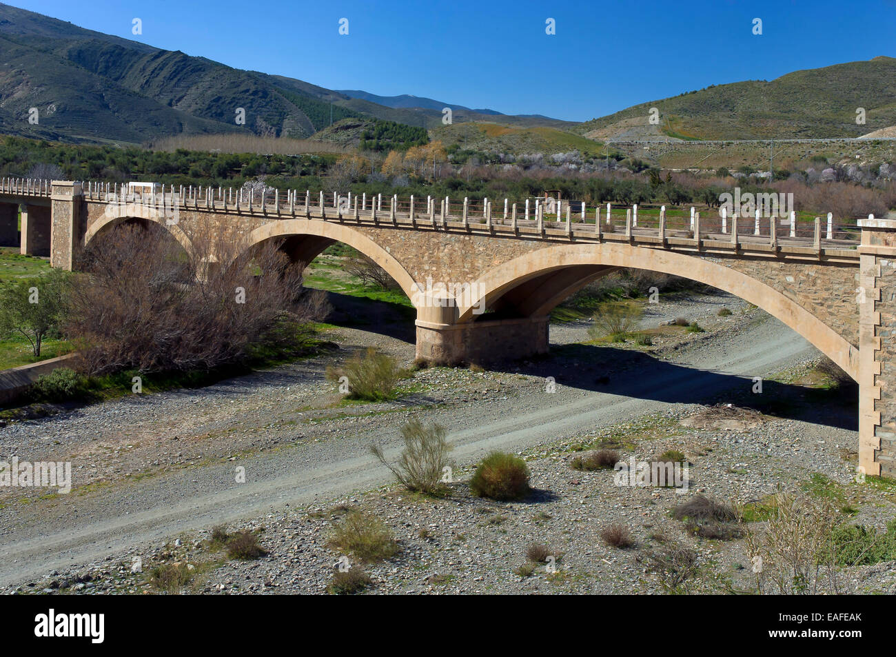 Trockene Fluss Nacimiento und Brücke, Ocana, Almeria Provinz, Region von Andalusien, Spanien, Europa Stockfoto