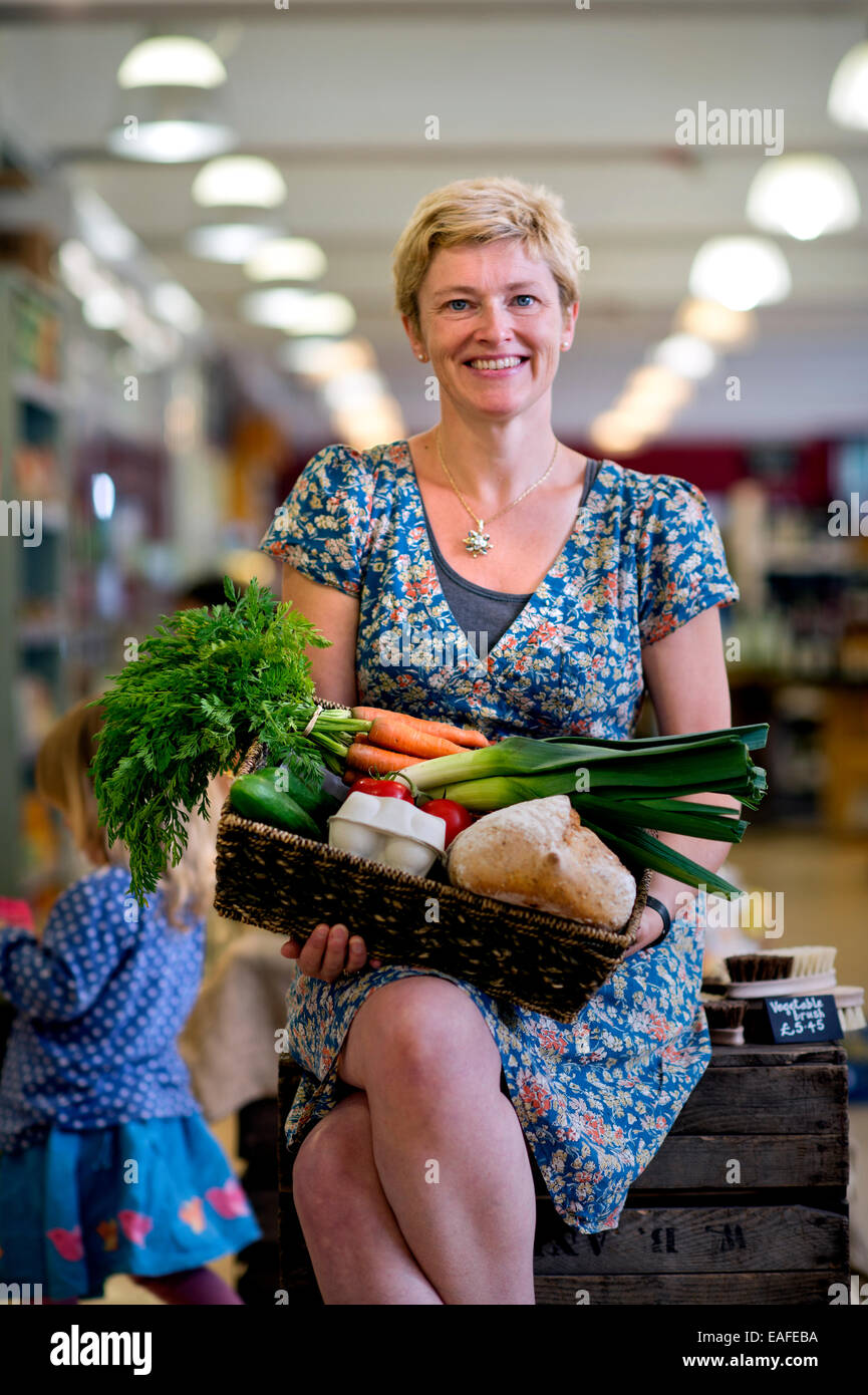 Die besser Food Company Bio-Supermarkt in St. Werburgh es, Bristol UK - Lucy Gatward, Marketing Manager 2014 Stockfoto