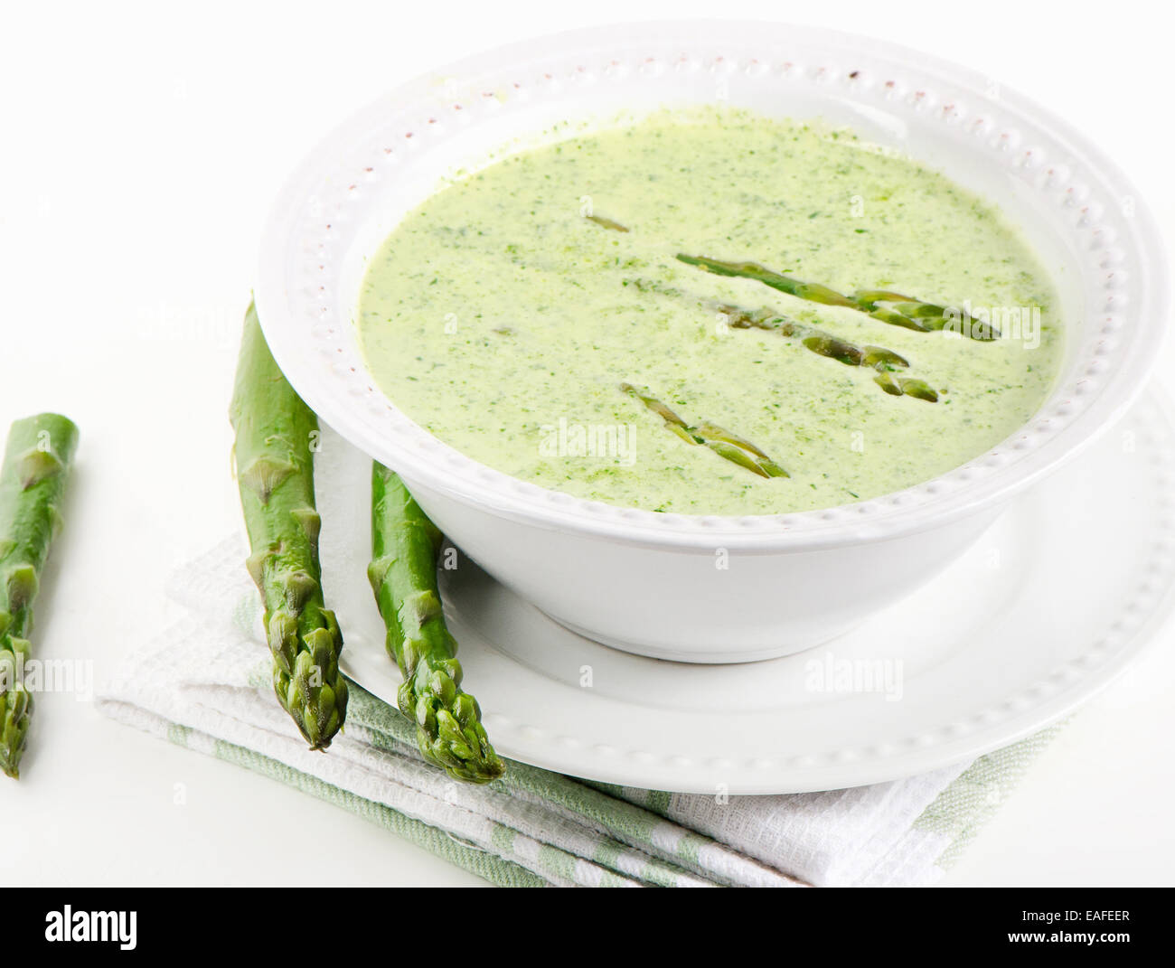 Gesunde, cremige Suppe mit Spargel. Selektiven Fokus Stockfoto