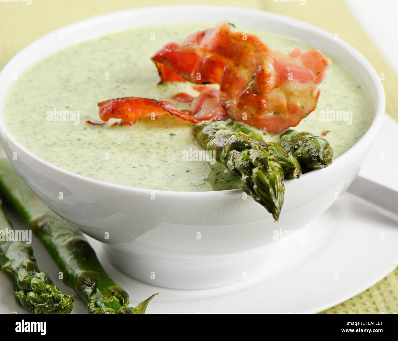 cremige Suppe mit Spargel und Speck. Selektiven Fokus Stockfoto