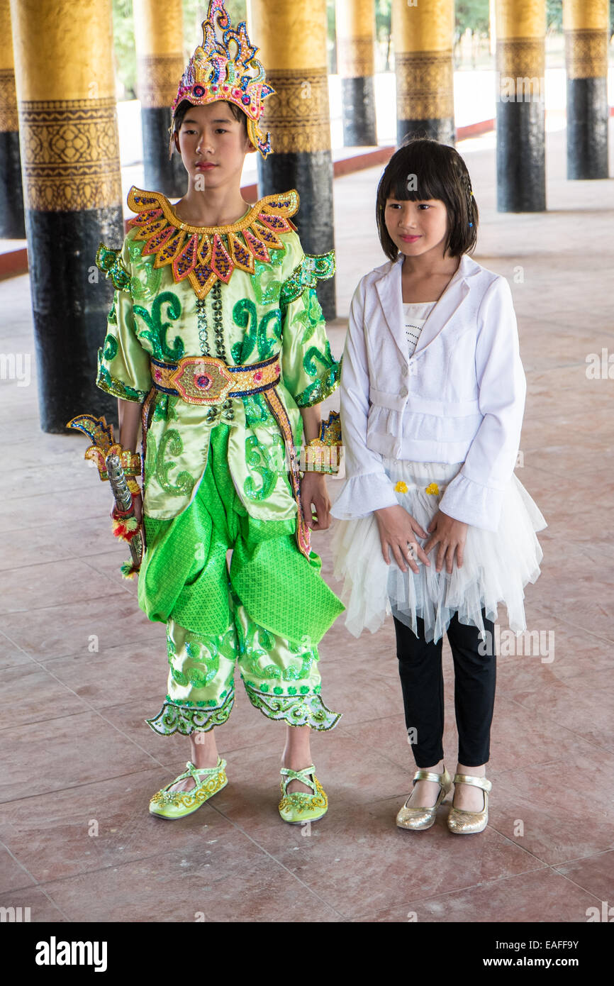 Seine Prüfungen gekleidet in einheitlichen Tracht am Gelände des Königspalastes, Mandalay, Birma, Myanmar, Asien, Stockfoto