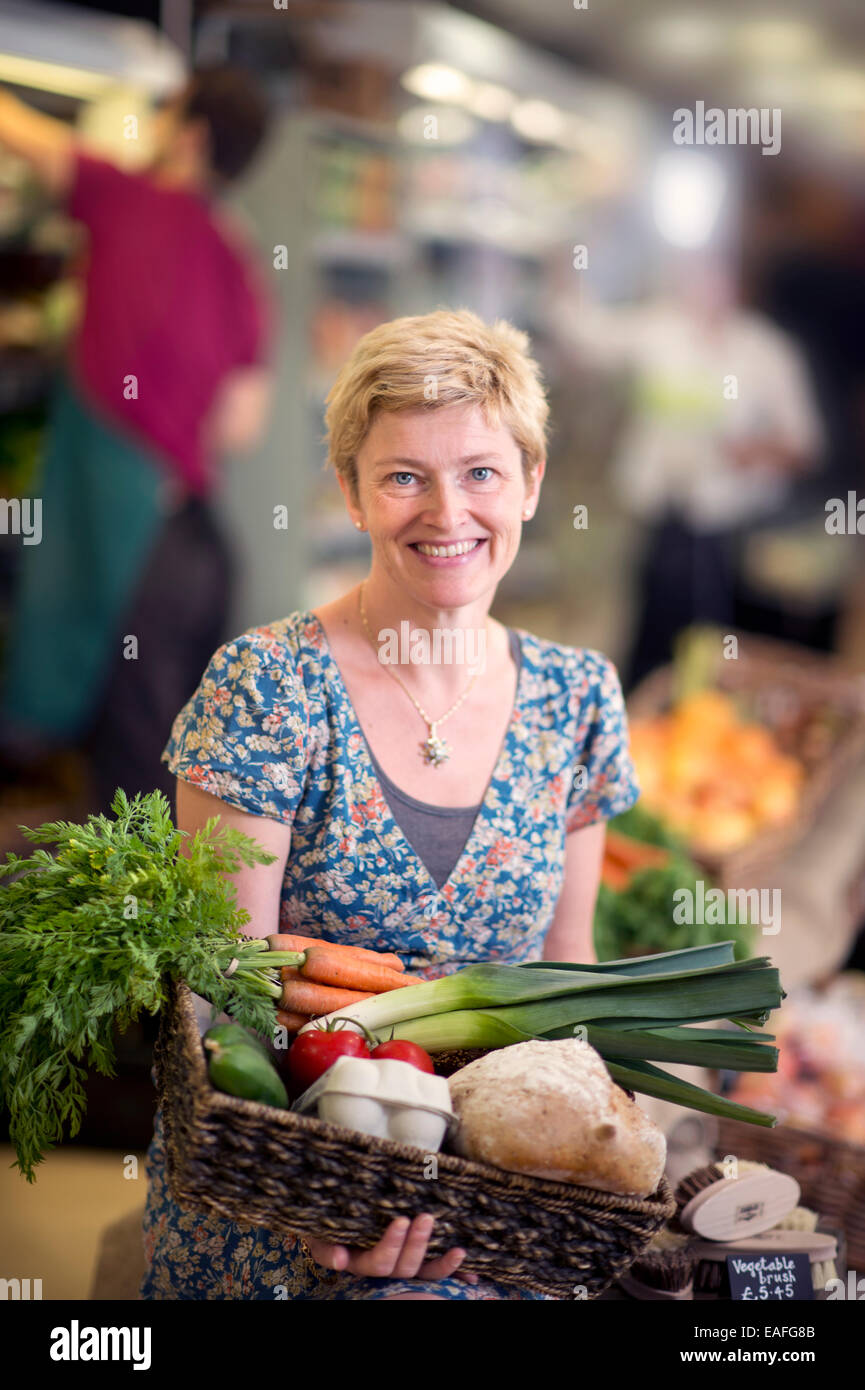 Die besser Food Company Bio-Supermarkt in St. Werburgh es, Bristol UK - Lucy Gatward, Marketing Manager 2014 Stockfoto