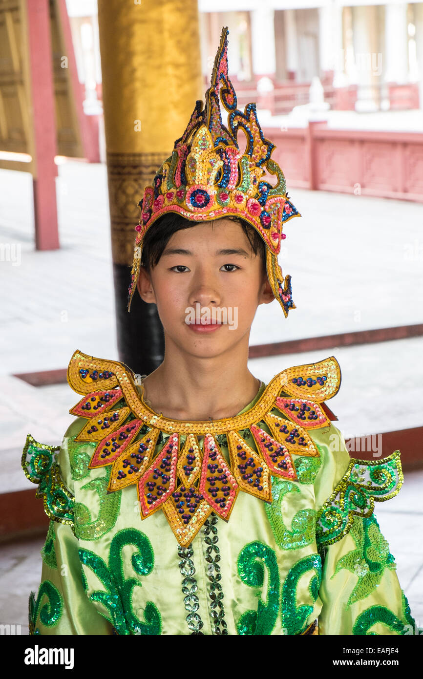 Bestandener seine Prüfungen junge gekleidet in einheitlichen Tracht am Gelände des Königspalastes, Mandalay, Birma, Myanmar, Asien, Stockfoto