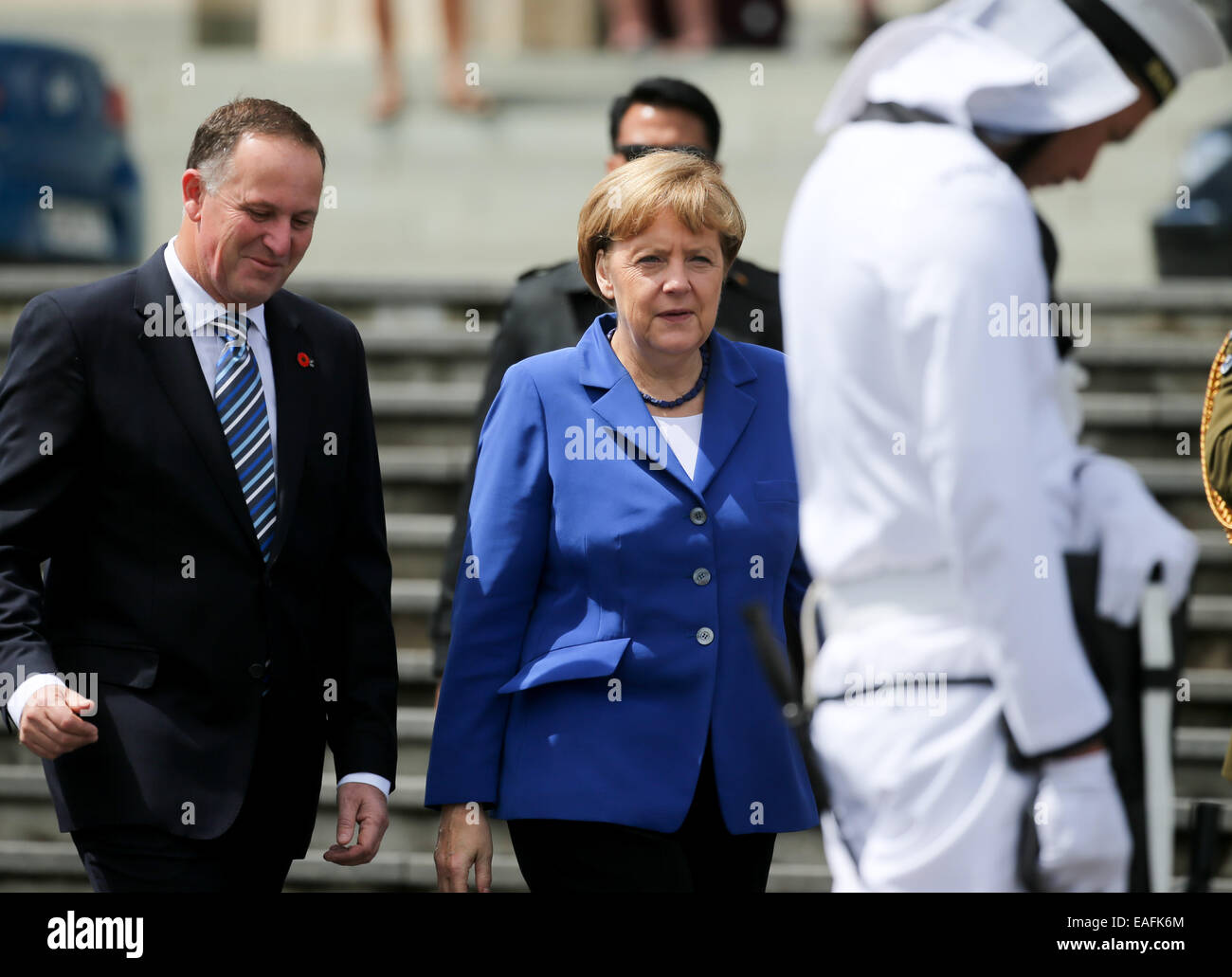 Auckland, Neuseeland. 14. November 2014. Bundeskanzlerin Angela Merkel (CDU) wird von Premierminister von Neuseeland John Key auf das Auckland War Memorial in Auckland, New Zealand, 14. November 2014 begrüßt. Merkel besuchte nach Neuseeland vor ihrer Reise nach Brisbane, Australien, wo sie dem G20-Gipfel am 15. / 16. November an. Foto: Kay Nietfeld/Dpa/Alamy Live News Stockfoto