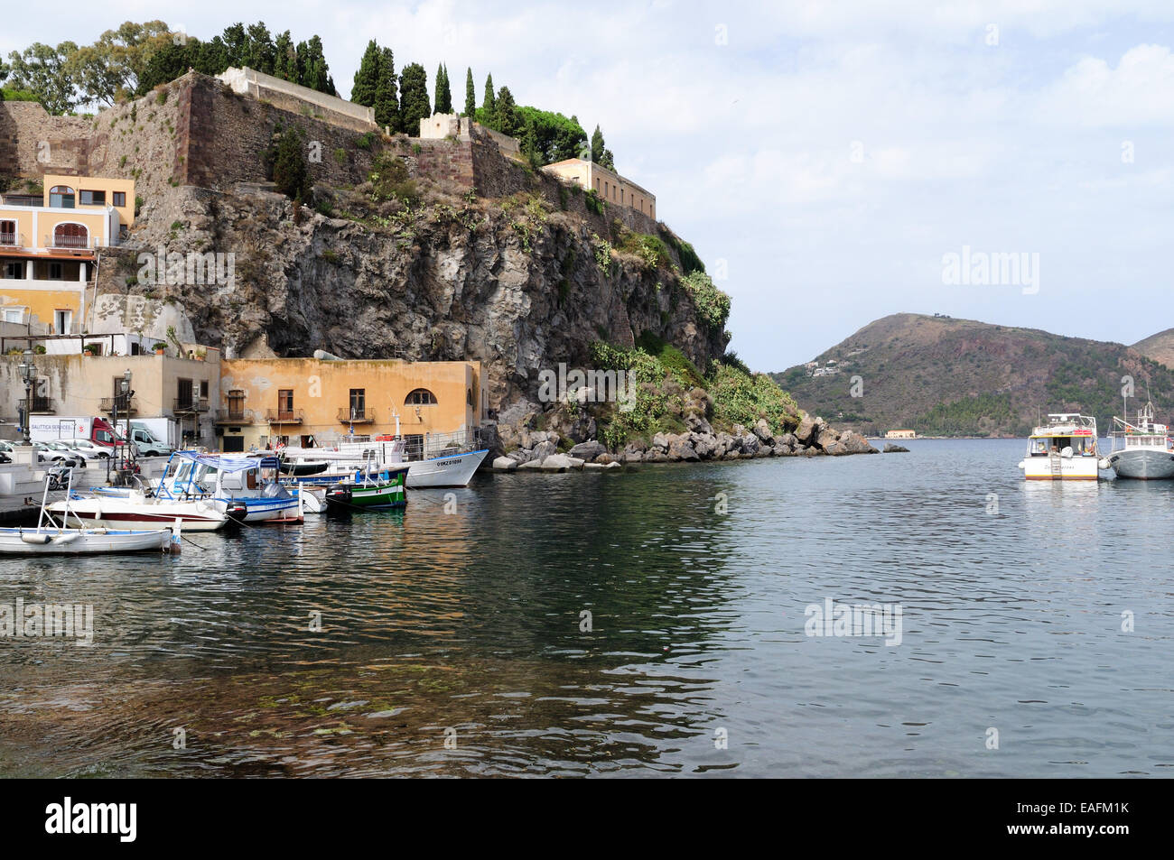 Castle Rock und kleine Boote vor Anker im Hafen von Lipari Insel Sizilien Italien Stockfoto