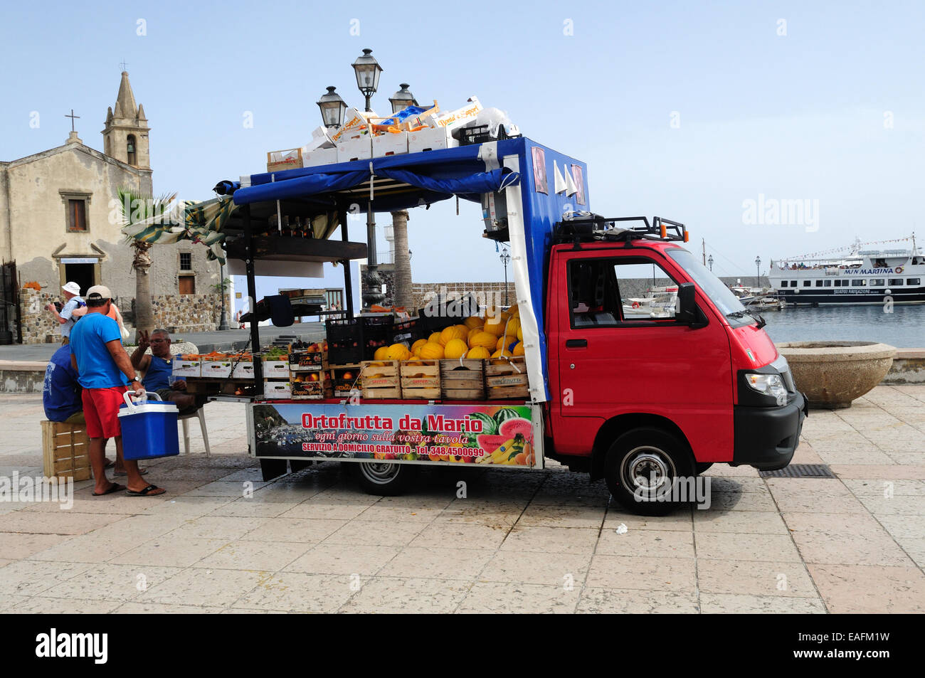 Verkauf von Obst von einem LKW Lipari Hafen Sizilien Italien Stockfoto