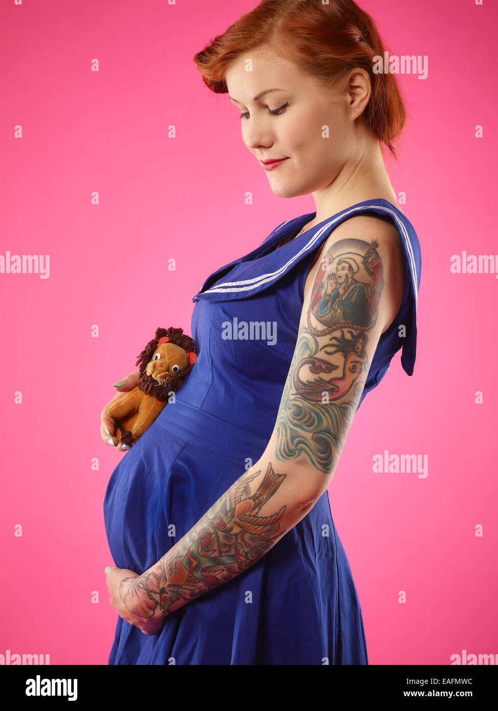 Glücklich schwanger Frau hält die Hände auf dem Bauch Stockfoto