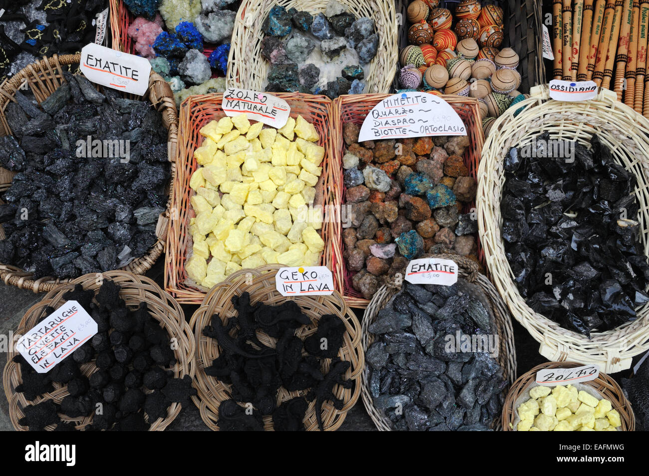 kleine Stücke aus vulkanischem Gestein zum Verkauf in Körben Lipari Insel Sizilien Italien Stockfoto