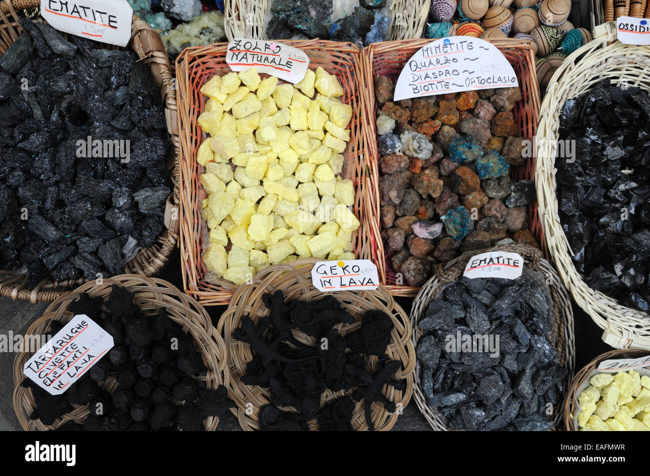 Stücke aus vulkanischem Gestein und Schwefel zum Verkauf in Körbe Lipari Isand Sizilien Italien Stockfoto