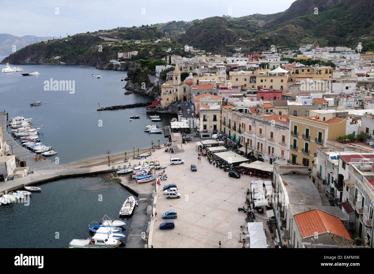 Insel Lipari mit seinem malerischen Hafen Sizilien Italien Stockfoto