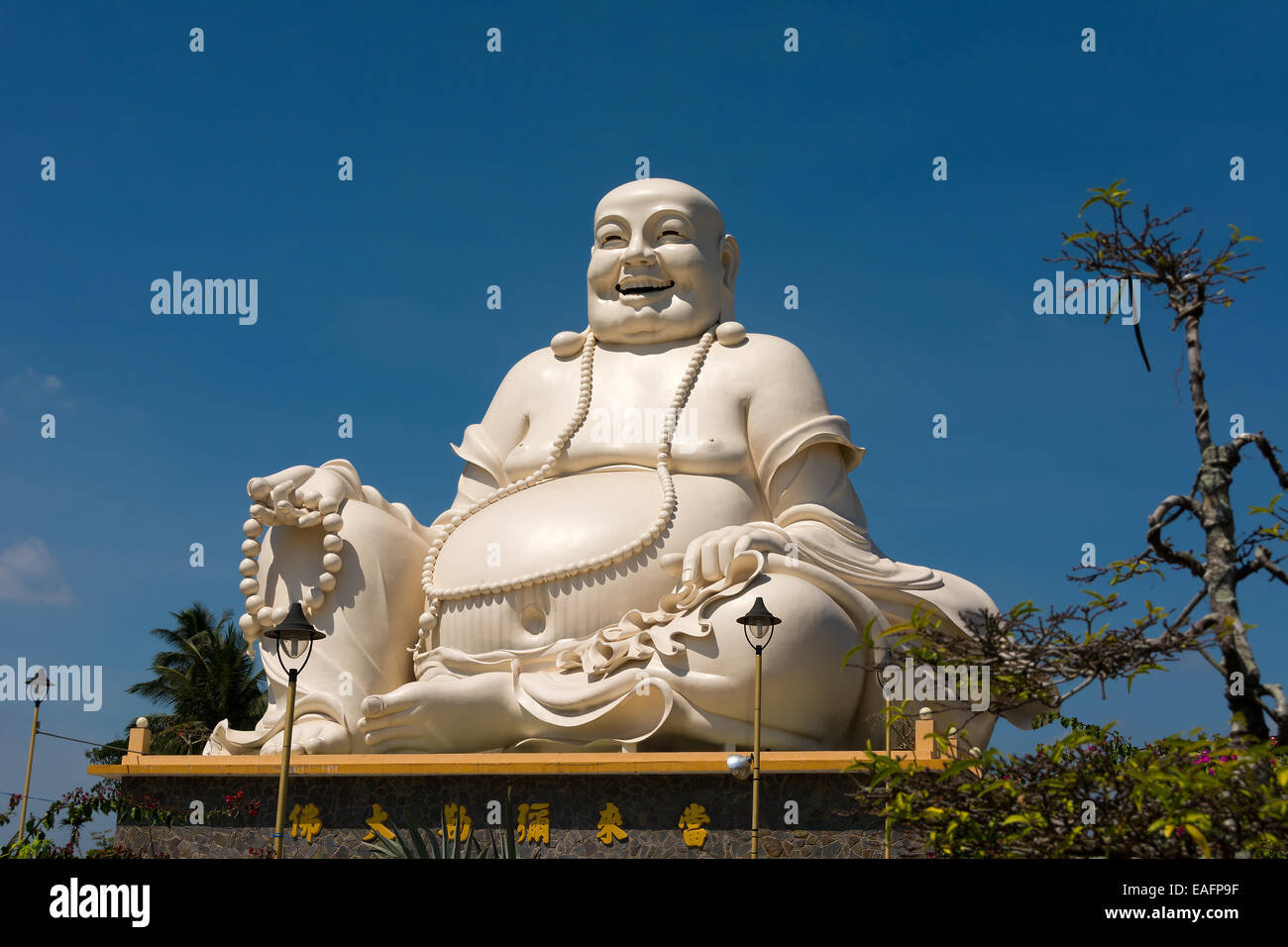 Großer weiße Marmor sitzende Buddha-Statue bei Vinh Trang Pagode Vietnam Stockfoto