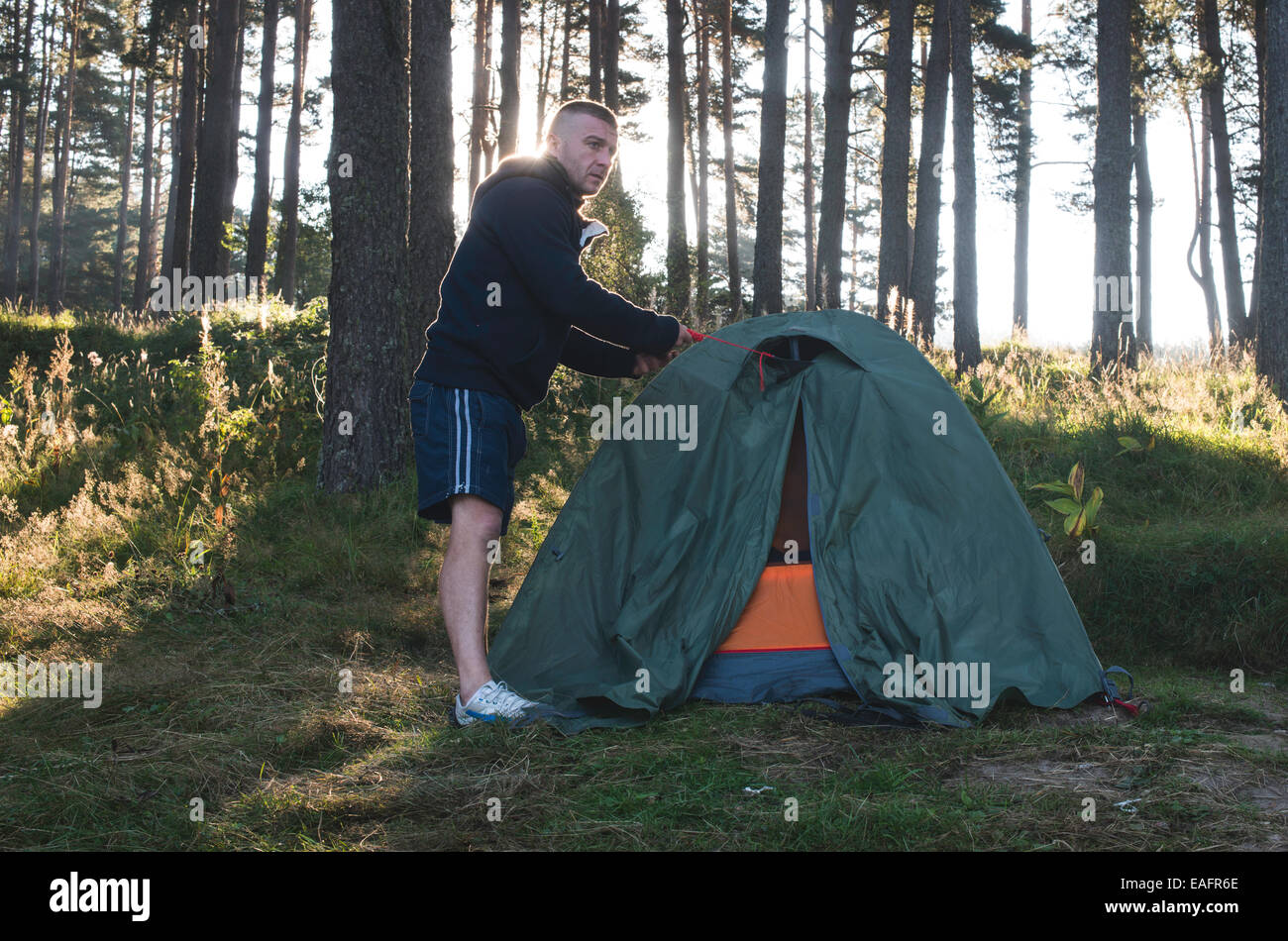 Mann fest-Zelt im Wald. Sonnenschein Stockfoto