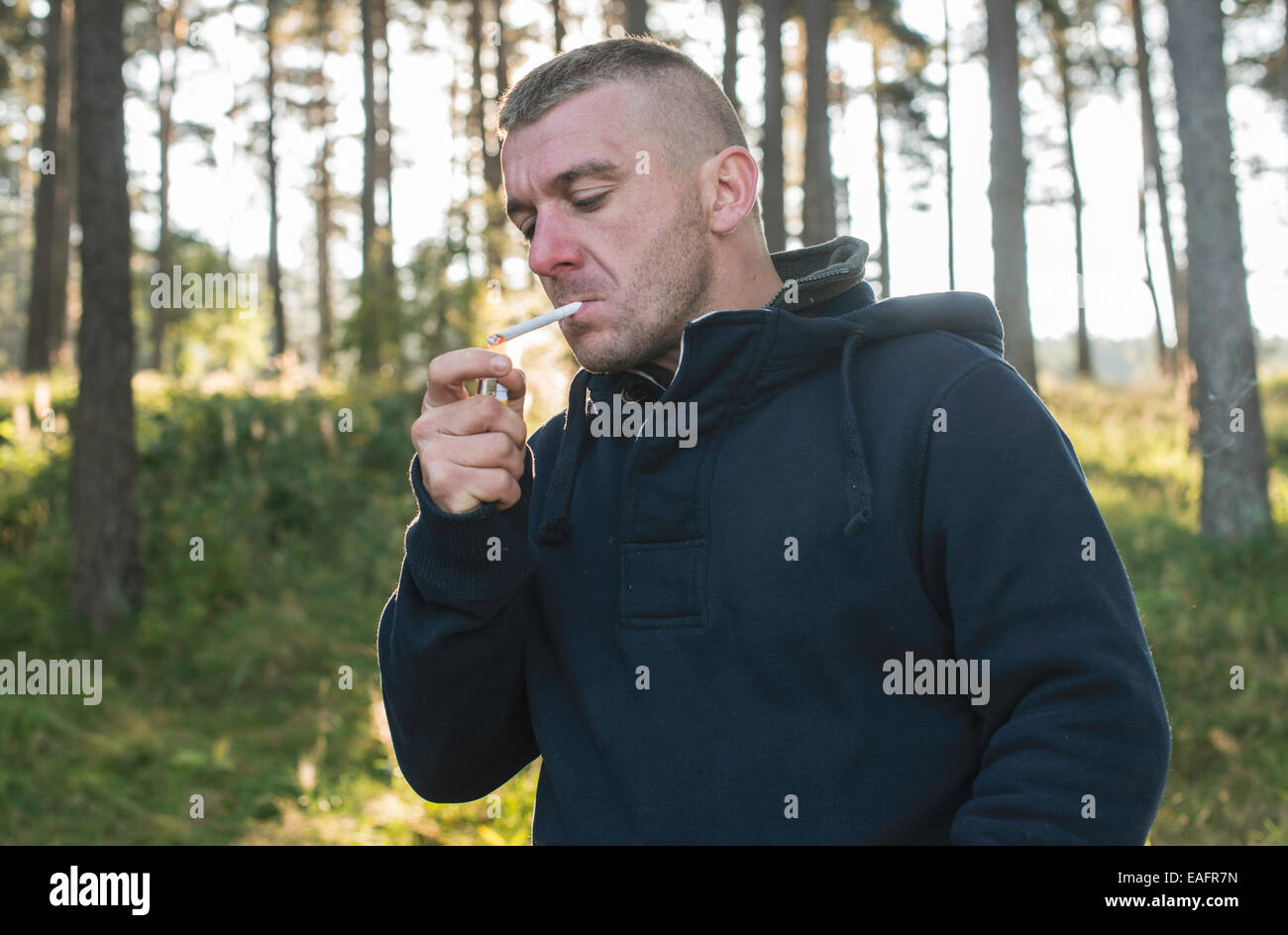 Junge, eine Zigarette in der Natur raucht Stockfoto