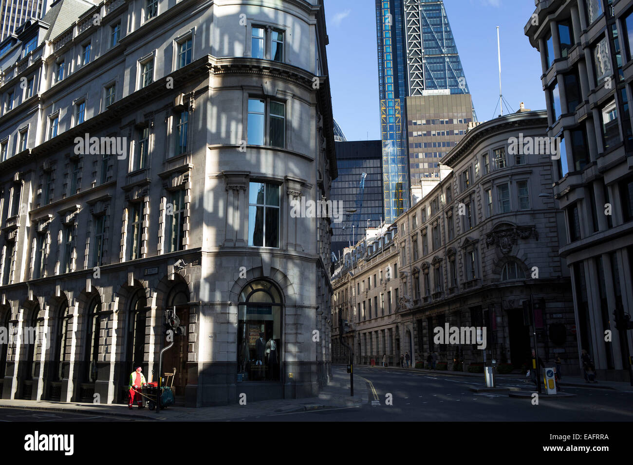 Straße Reiniger in der City of London, UK. Am Wochenende sind die Straßen weitgehend leer. Diese Kehrmaschine ist die Ecke des Ol Stockfoto