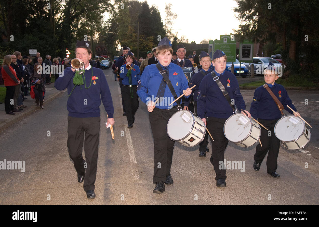 Band Marching auf das Gedenken Sonntag in die Stadt war Memorial, vier Mark, Alton, Hampshire, UK. Stockfoto