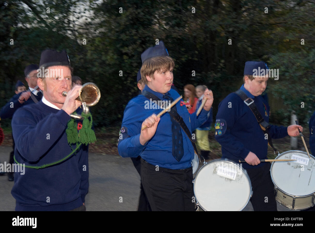 Band Marching auf das Gedenken Sonntag in die Stadt war Memorial, vier Mark, Alton, Hampshire, UK. Stockfoto