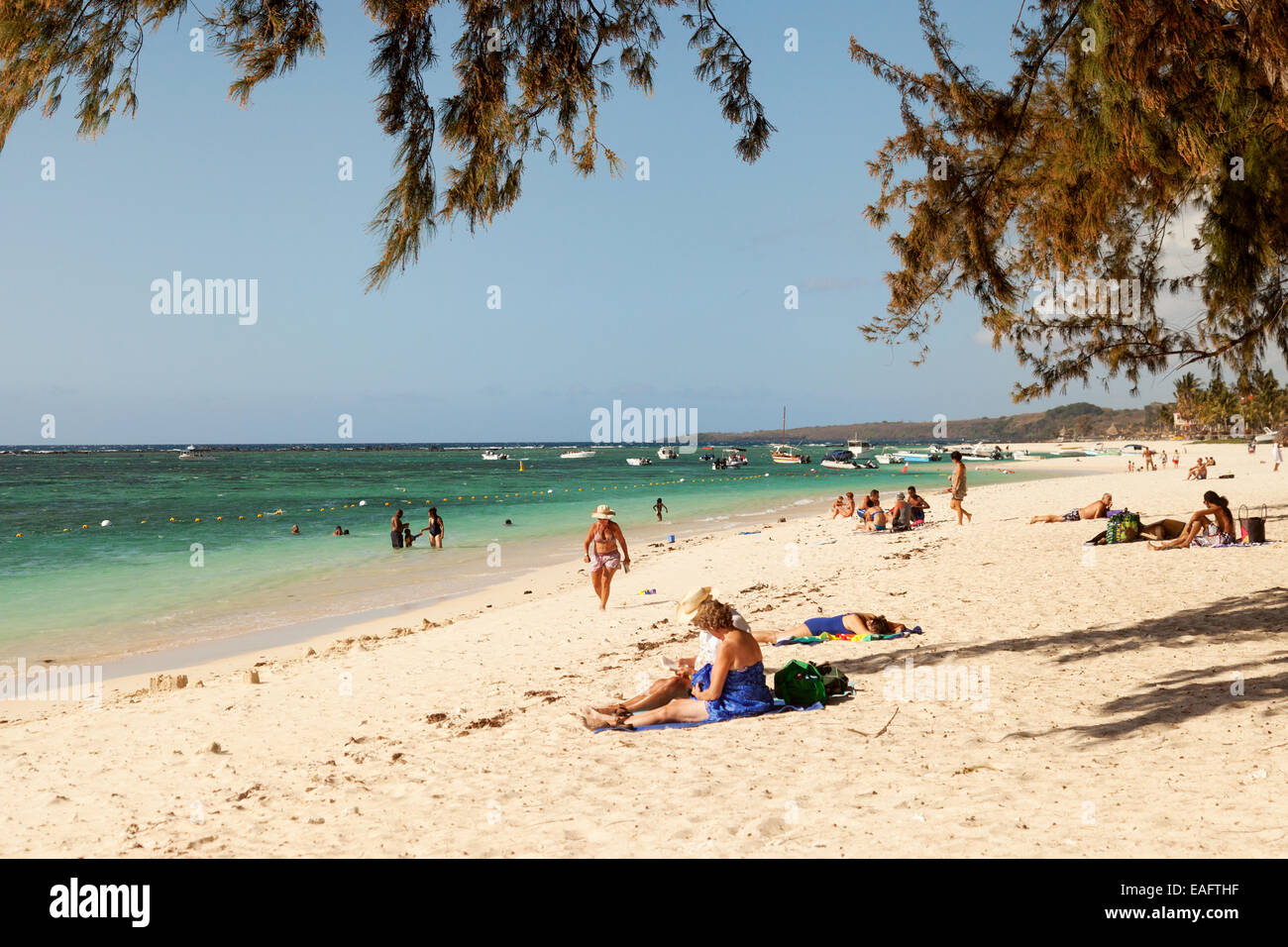 mauritius Strand - Menschen im Urlaub Sonnenbaden, Flic en Flac Strand, Westküste Mauritius Stockfoto