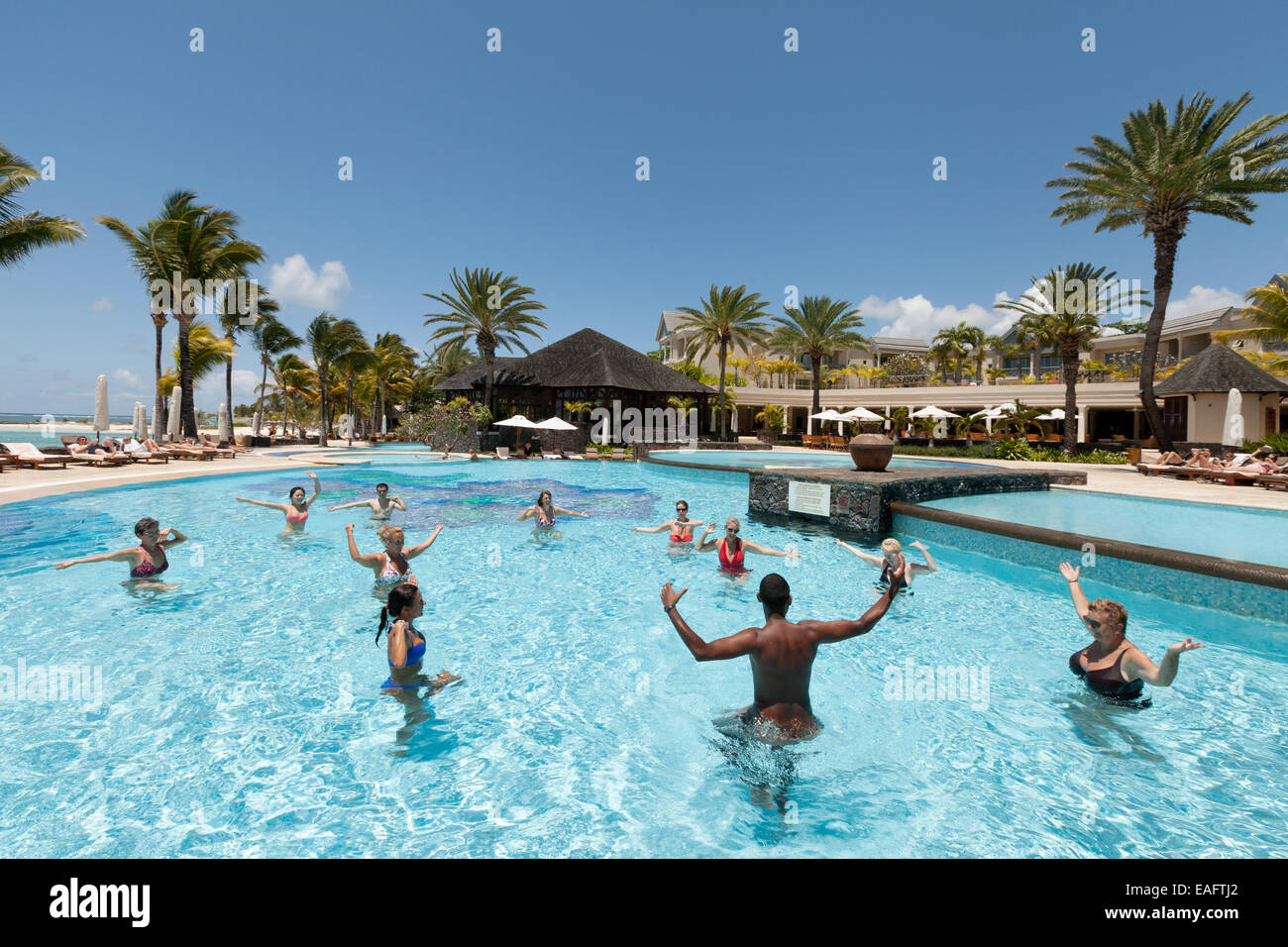 Touristen im Urlaub in Mauritius eine Wasser-Aerobic-Kurs im Hotel Schwimmbad, Hotel Residence, Belle Mare Mauritius zu tun Stockfoto