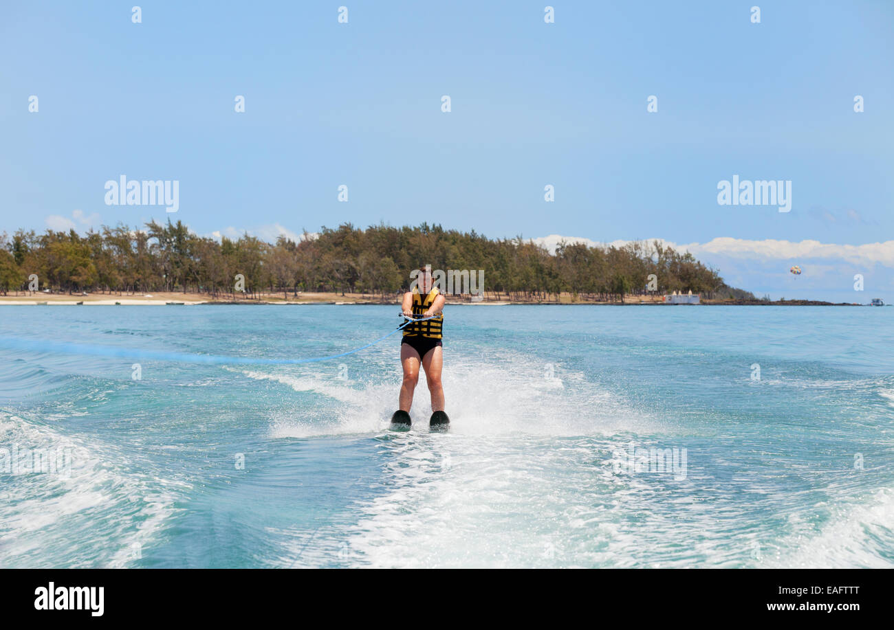 Eine Frau auf Urlaub Wasserski im Indischen Ozean in Mauritius Stockfoto