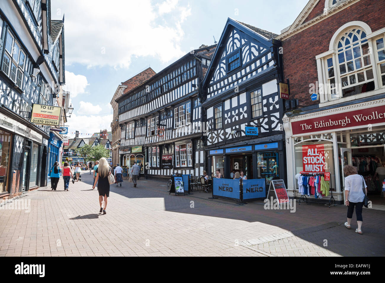 Einen allgemeinen Überblick über die schwarzen und weißen Gebäude in der High Street in Nantwich Cheshire England Großbritannien Stockfoto