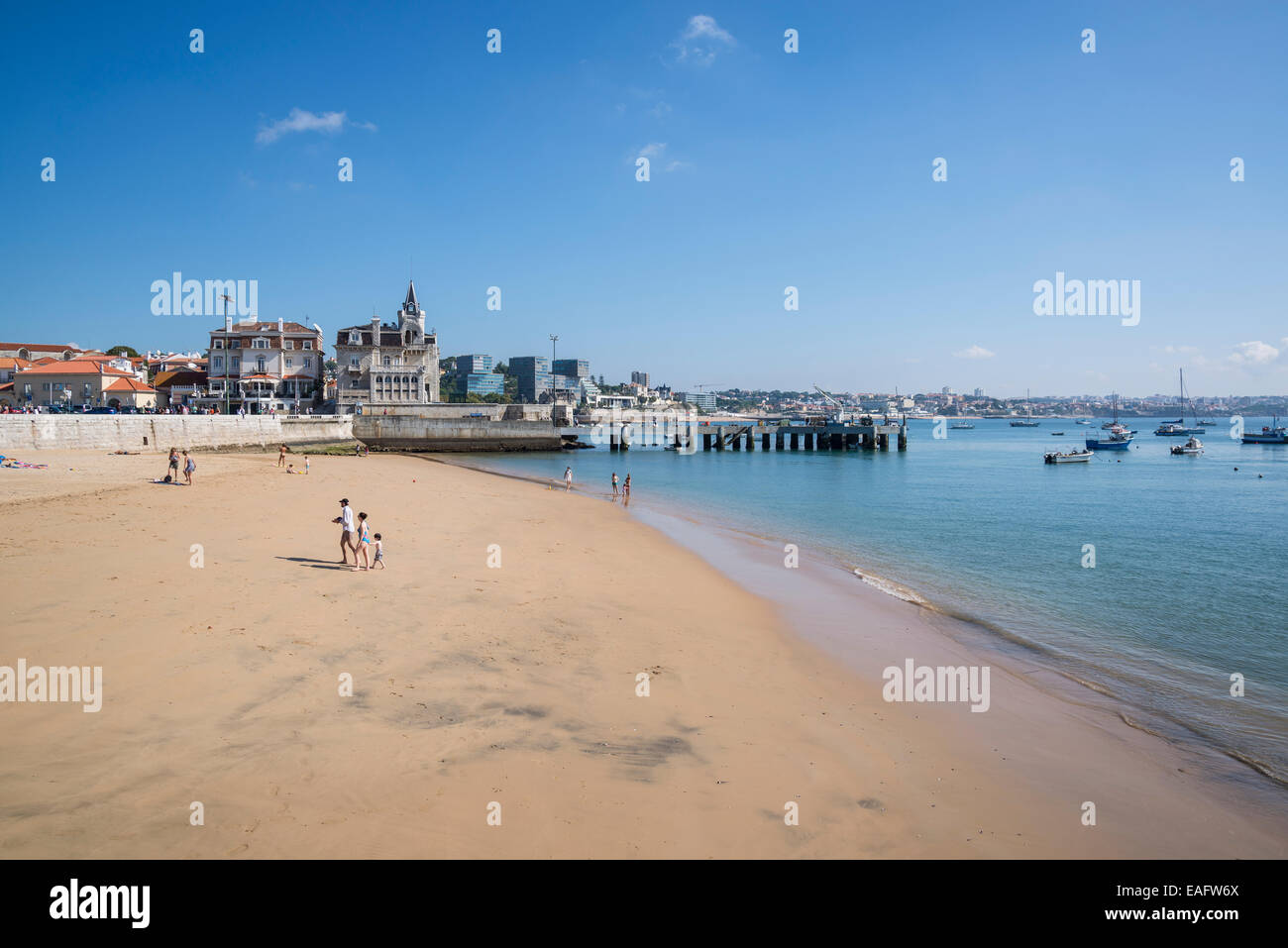 Ribera Beach und Seixas Palast, Kapitänsbinde Gebäude, Cascais, Lissabon, Portugal Stockfoto