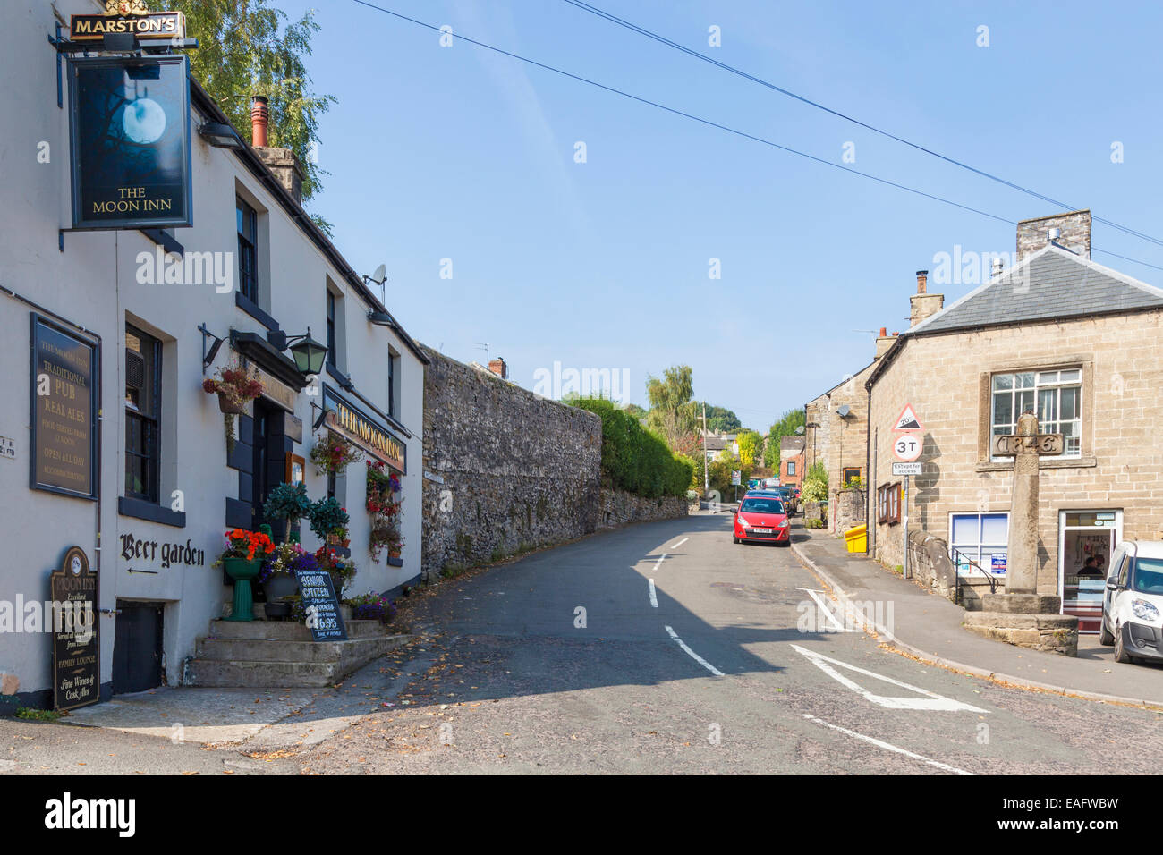 High Street im Stoney Middleton, Derbyshire, England, Großbritannien Stockfoto