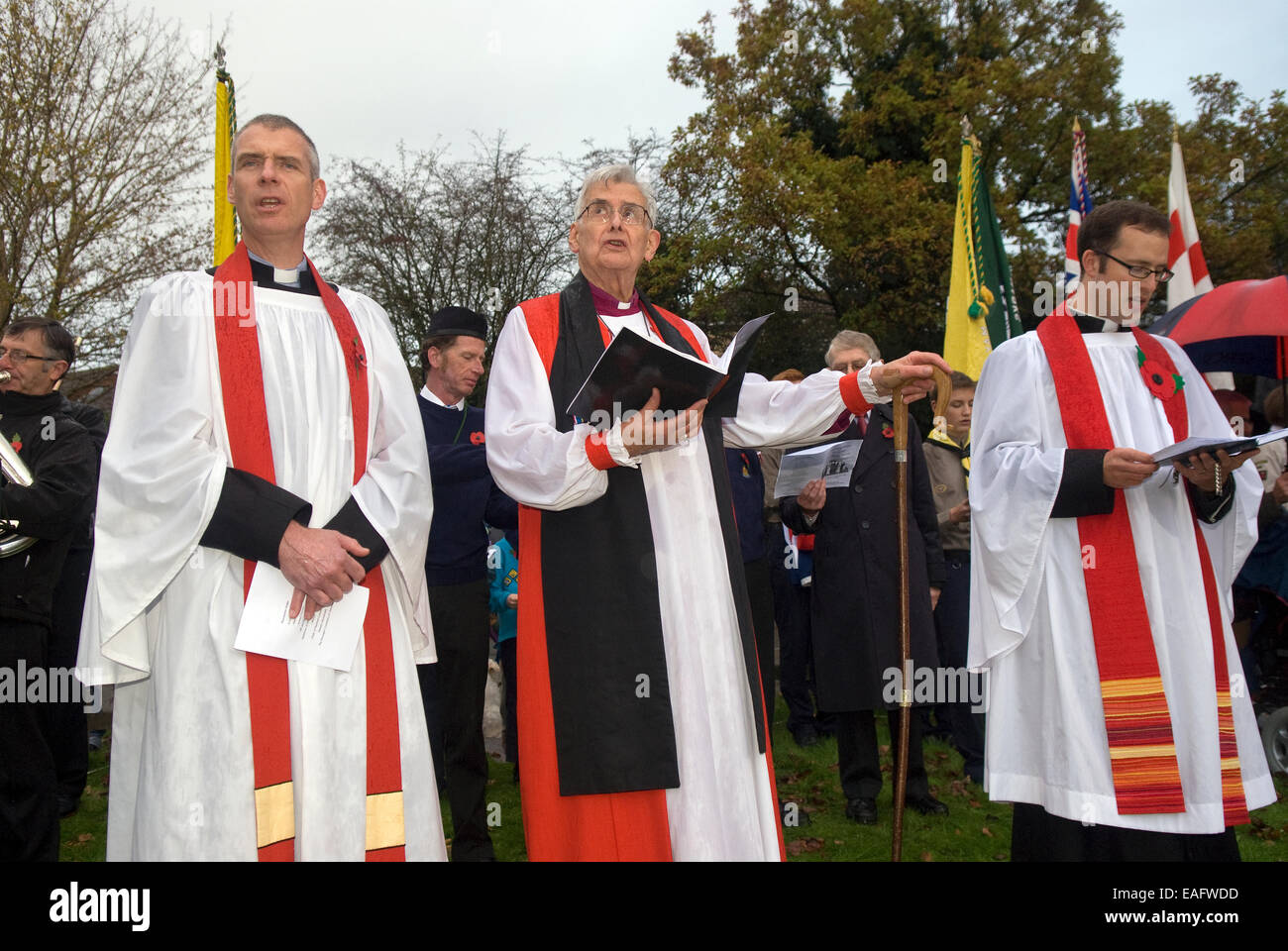 Mitglieder der örtlichen Klerus an einem Service neben neuen Kriegerdenkmal auf das Gedenken Sonntag, vier Mark, Alton, Hampshire, UK. Stockfoto