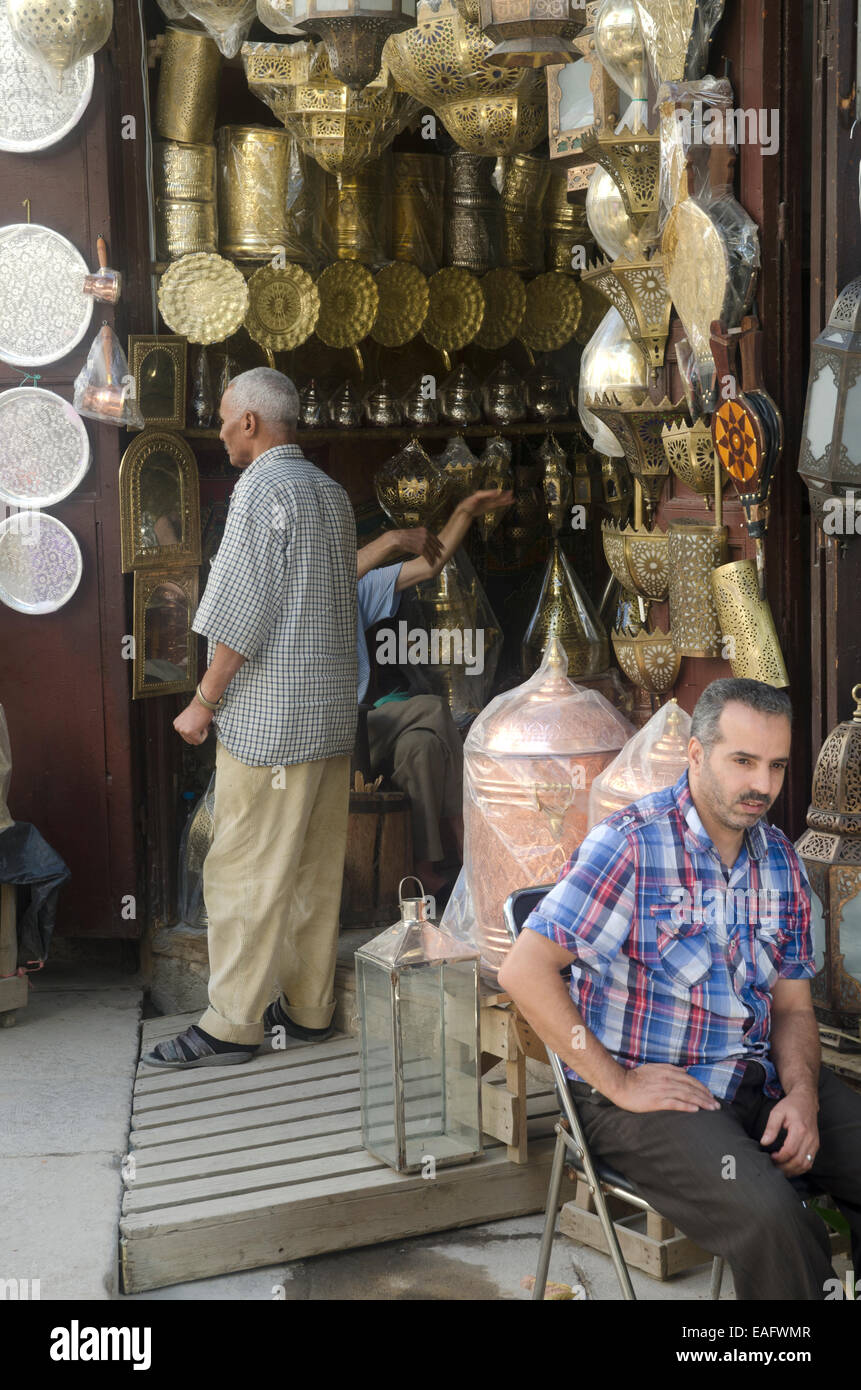 Shop mit Metallarbeiten, Fes, Marokko Stockfoto