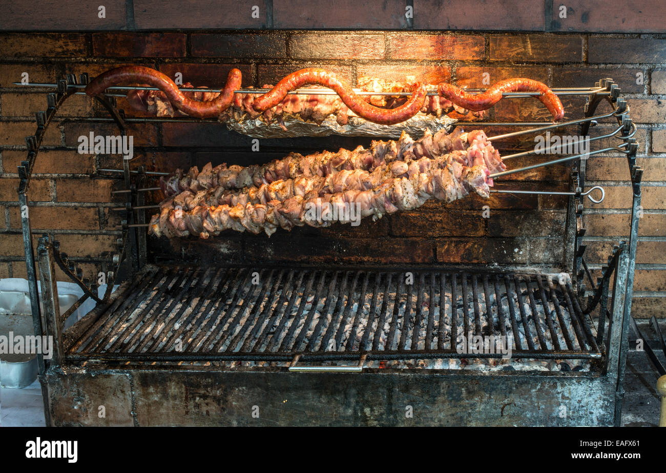 Gegrillte Speisen auf einem Spieß im restaurant Stockfoto