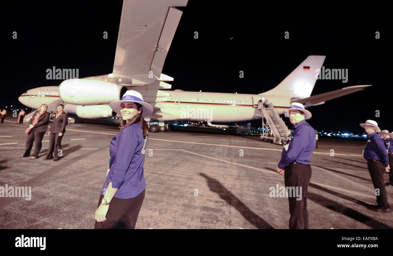 Brisbane, Australien. 14. November 2014. Helfer des G20-Gipfels stehen vor den Airbus A340 der deutschen Luftwaffe auf dem Flughafen von Brisbane, Australien, 14. November 2014. Der G20-Gipfel findet am 15. und 16. November in Brisbane. Die G20 stellt 90 Prozent des weltweiten Bruttoinlandsprodukts, zwei Drittel der Weltbevölkerung und vier Fünfteln des internationalen Handels dar. Foto: Kay Nietfeld/Dpa/Alamy Live News Stockfoto