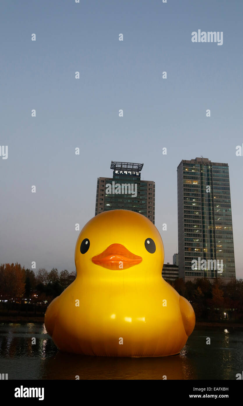 Seoul, Südkorea. 14. November 2014. Eine gigantische Gummiente, entworfen vom holländischen Künstler Florentijn Hofman sieht man schwimmt in Seokchon See, Seoul, Südkorea, auf Freitag, 14. November 2014. Die 300 kg, 54-Fuß hohen Gummiente wurde in Seoul vom 14. Oktober 2014 bis 14. November 2014 als Teil einer Werbeaktion für Lotte World Tower ausgestellt. Bildnachweis: Jone Ri/Alamy Live-Nachrichten Stockfoto