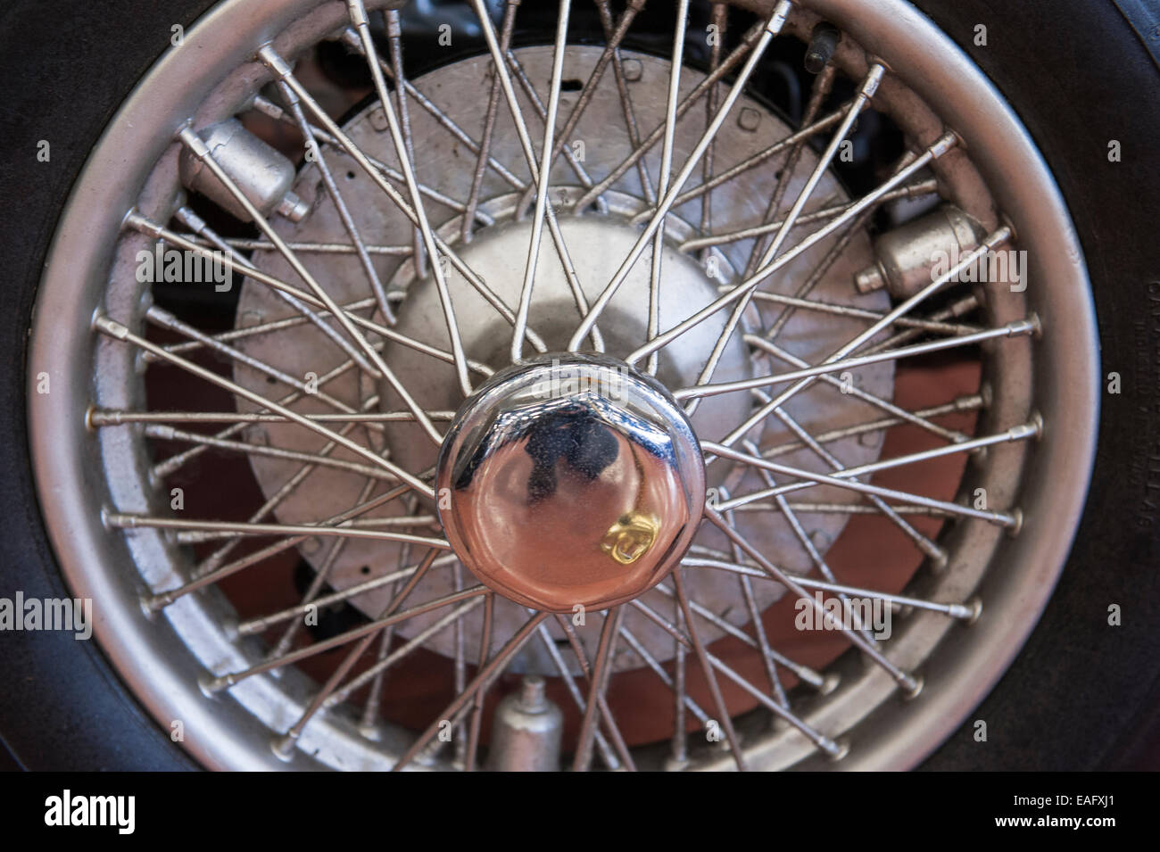 Nahaufnahme Detail aus einem alten Auto Reifen Rad mit Speichen Stockfoto