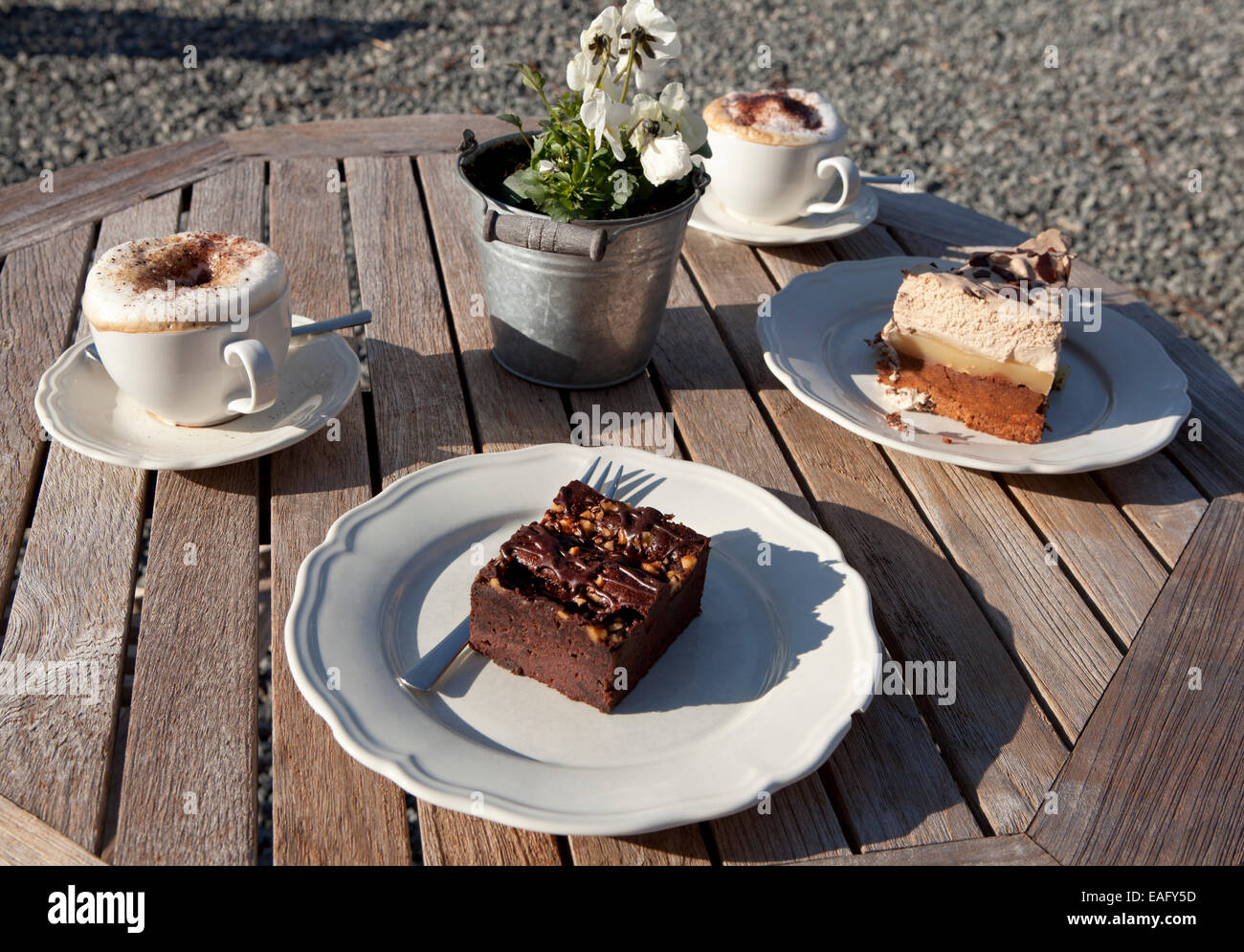 auf einem Holztisch Garten Kaffee und Kuchen serviert Stockfoto