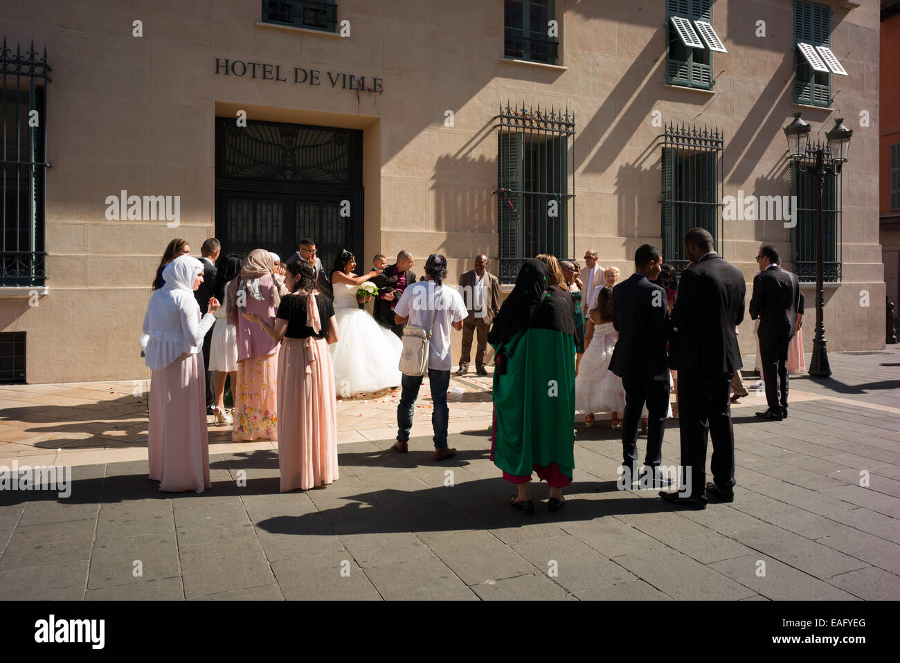 Französisch-arabische Hochzeit vor dem Hotel de Ville, Nizza, Frankreich. Stockfoto