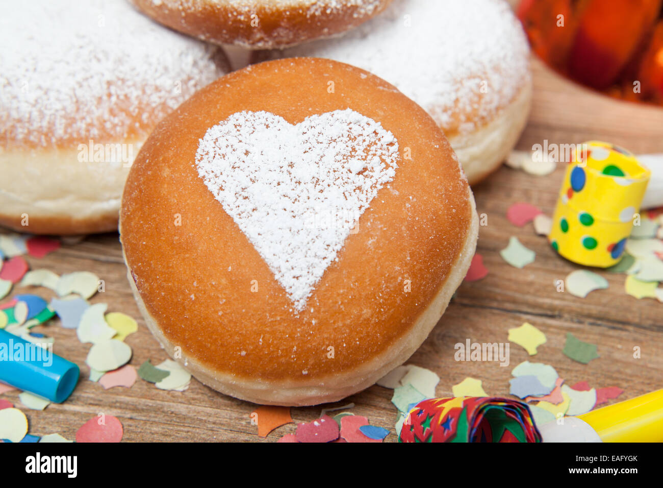 Berliner Pfannkuchen mit Herz und Deko Stockfoto