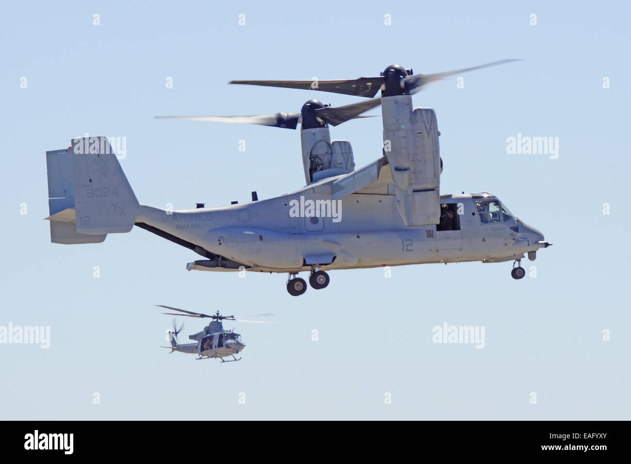 MV-22 Osprey und UH-1 Huey Hubschrauber fliegen auf der 2014 Miramar Air Show Stockfoto