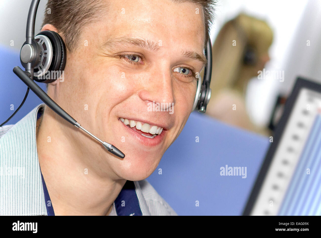 Call Center - 20er Jahre junge Mann trägt audio Kopfhörer im Telemarketing-Zentrum Stockfoto